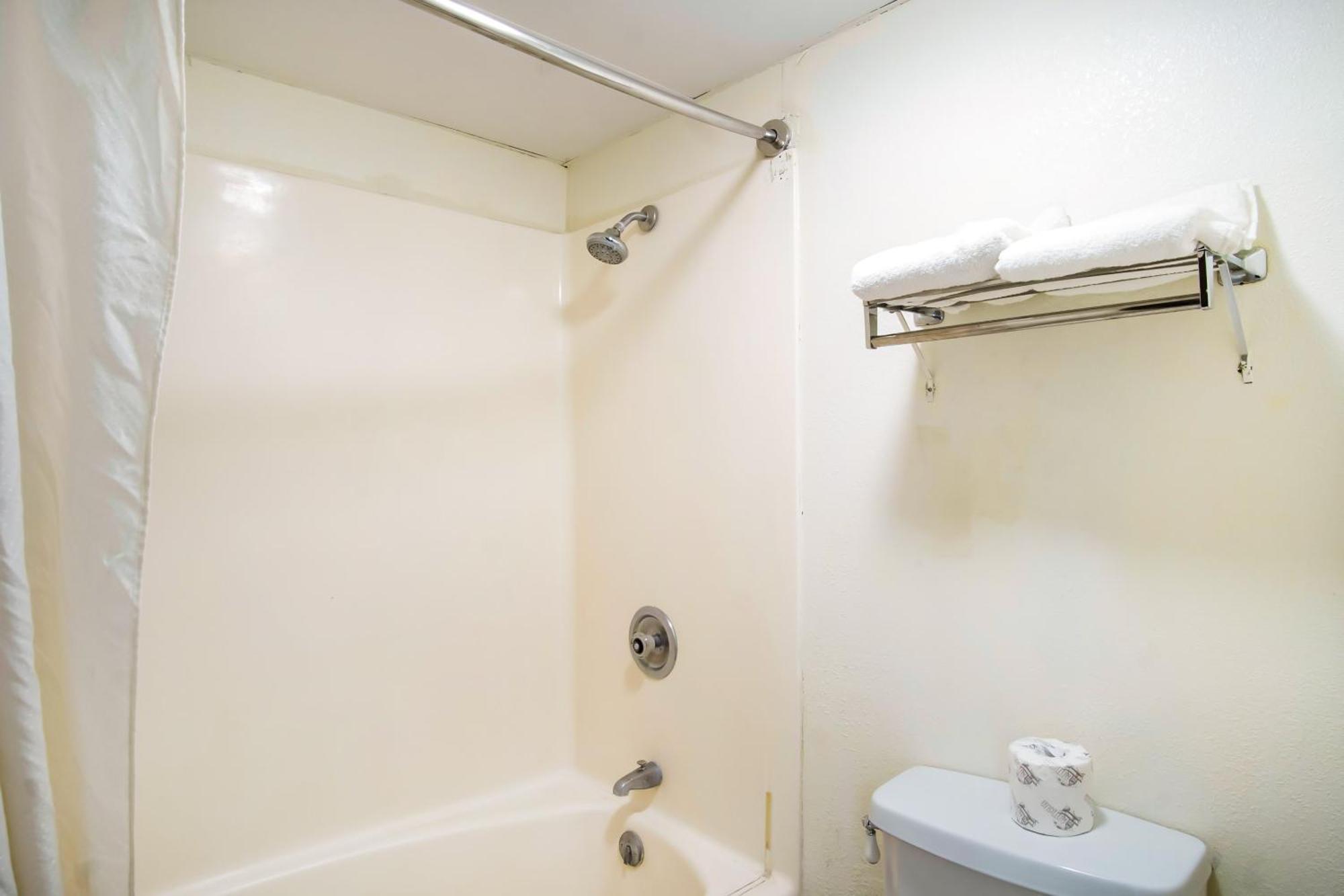 Oyo Hotel Hutchinson West 4Th Ave Εξωτερικό φωτογραφία