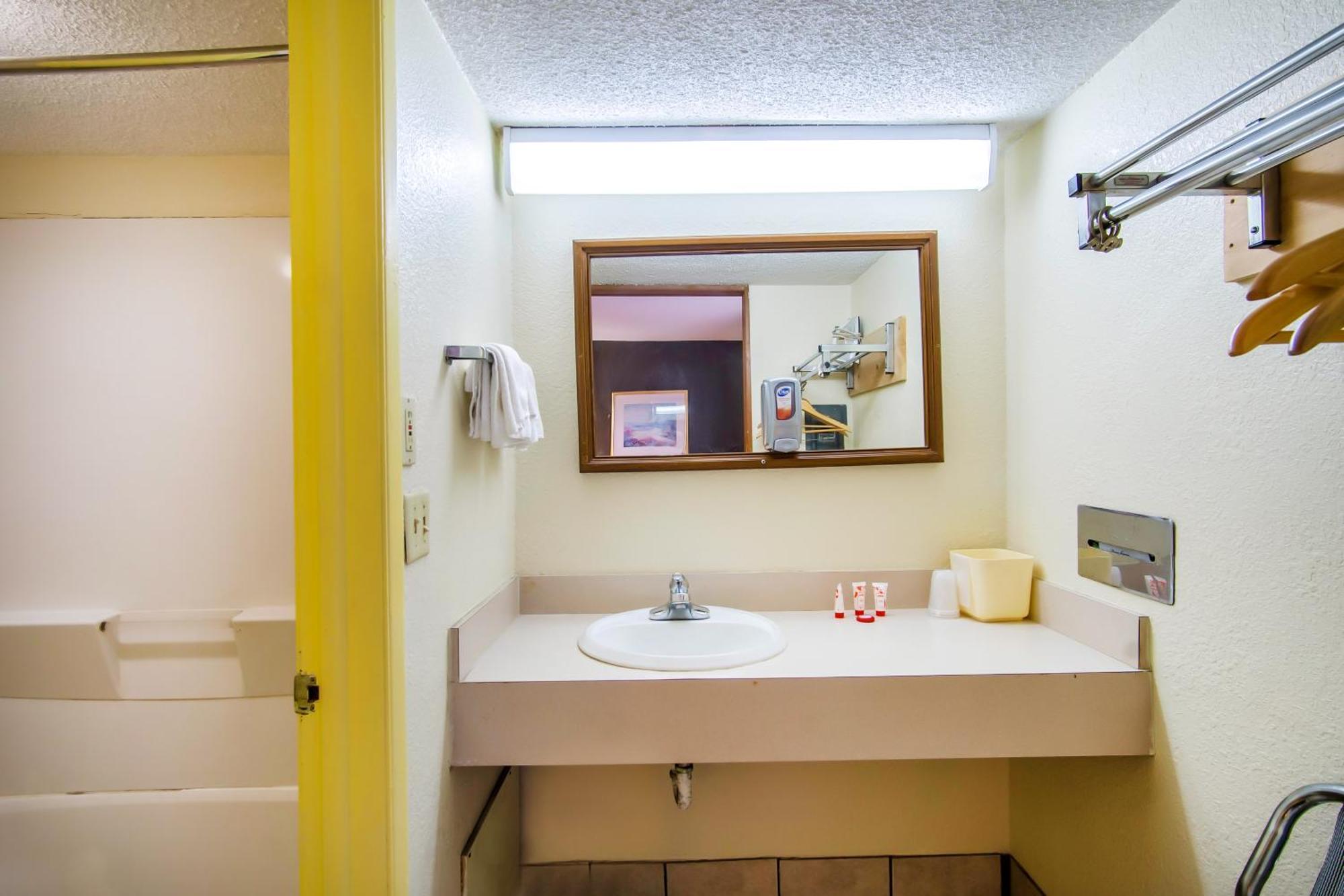 Oyo Hotel Hutchinson West 4Th Ave Εξωτερικό φωτογραφία