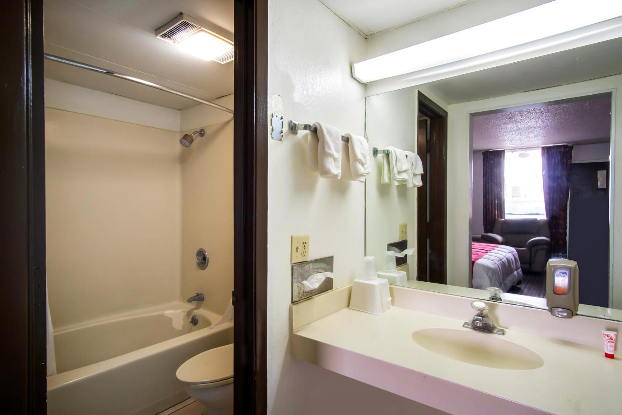 Oyo Hotel Hutchinson West 4Th Ave Εξωτερικό φωτογραφία