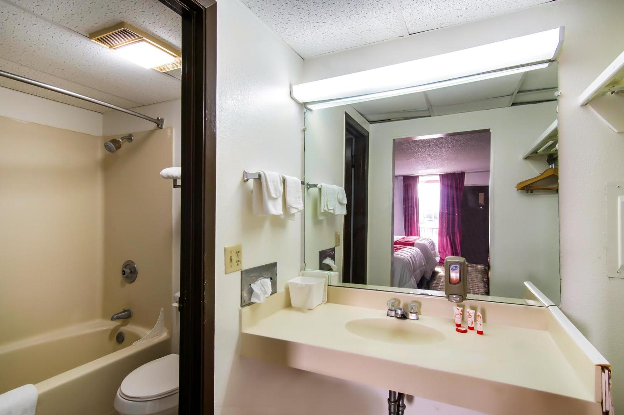 Oyo Hotel Hutchinson West 4Th Ave Εξωτερικό φωτογραφία
