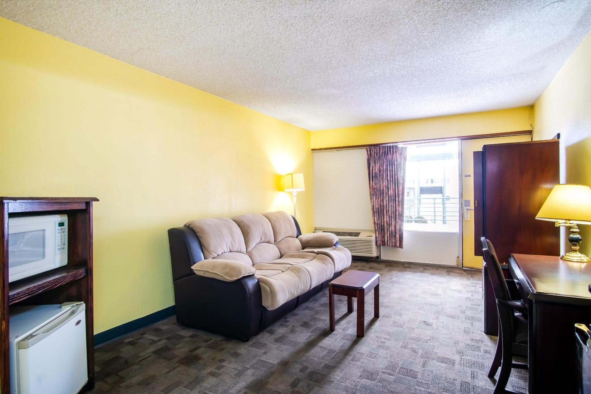 Oyo Hotel Hutchinson West 4Th Ave Εξωτερικό φωτογραφία