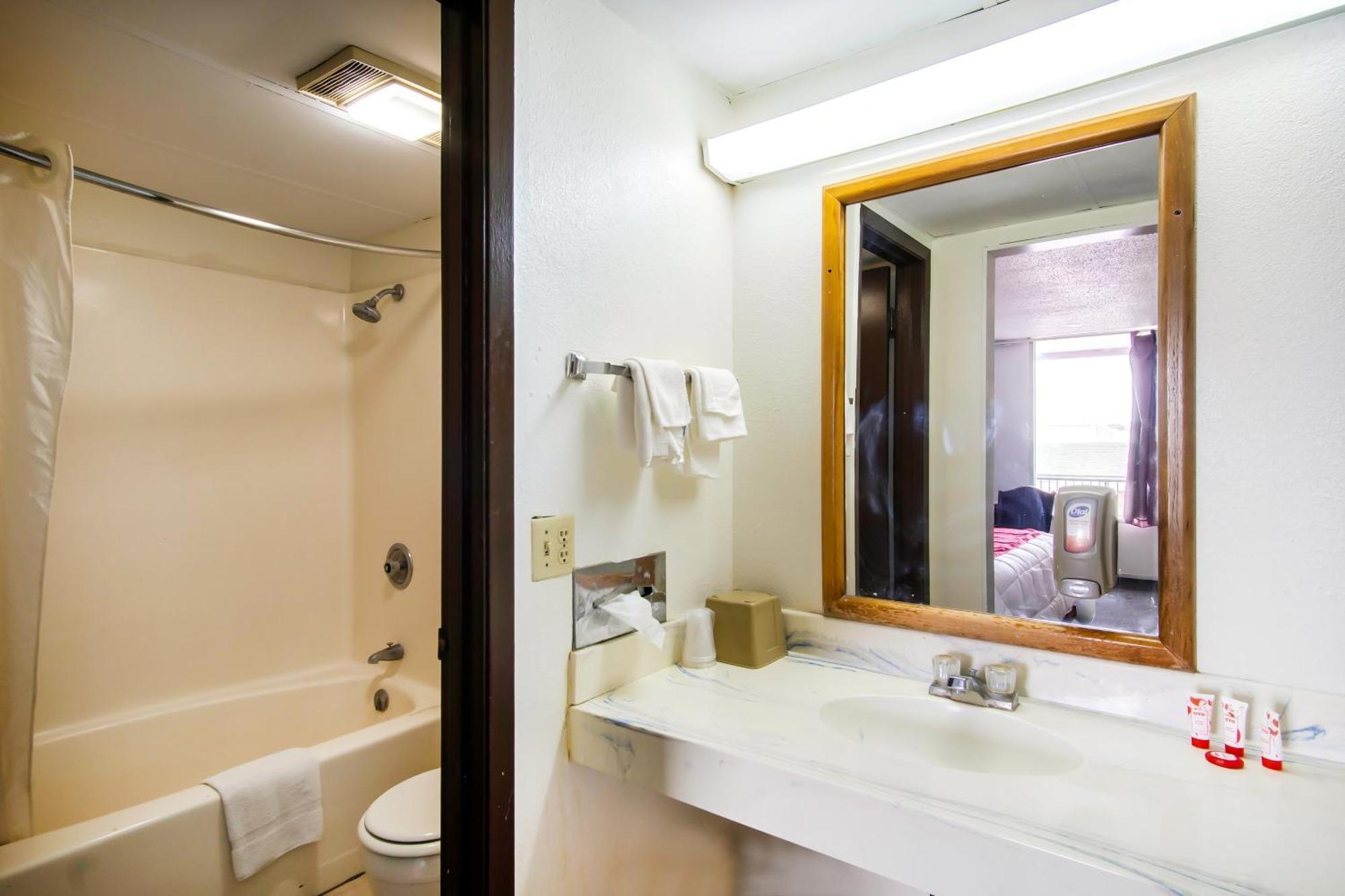 Oyo Hotel Hutchinson West 4Th Ave Εξωτερικό φωτογραφία