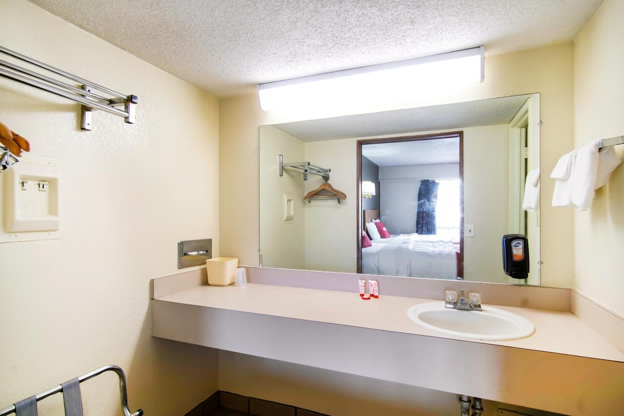 Oyo Hotel Hutchinson West 4Th Ave Εξωτερικό φωτογραφία