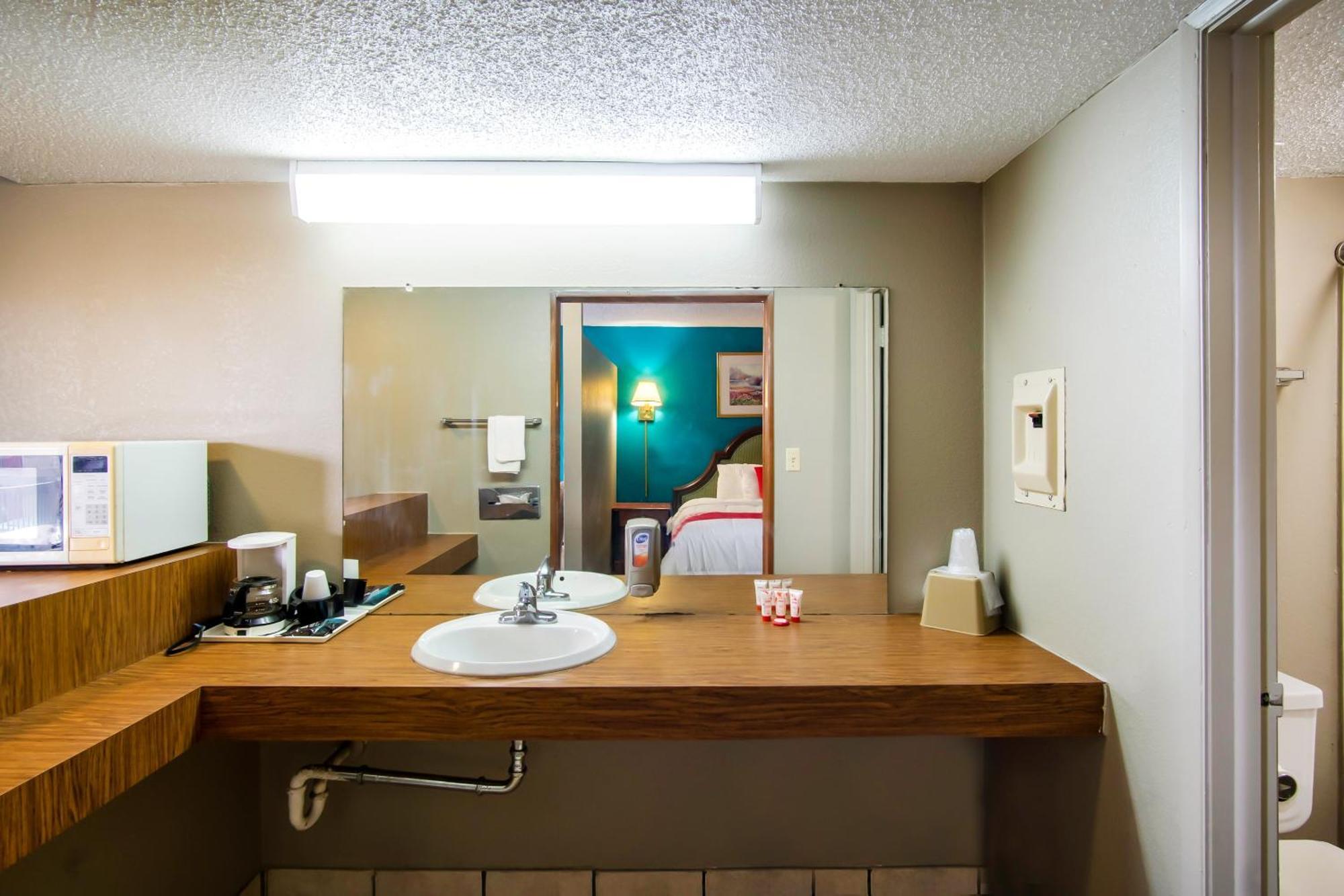Oyo Hotel Hutchinson West 4Th Ave Εξωτερικό φωτογραφία