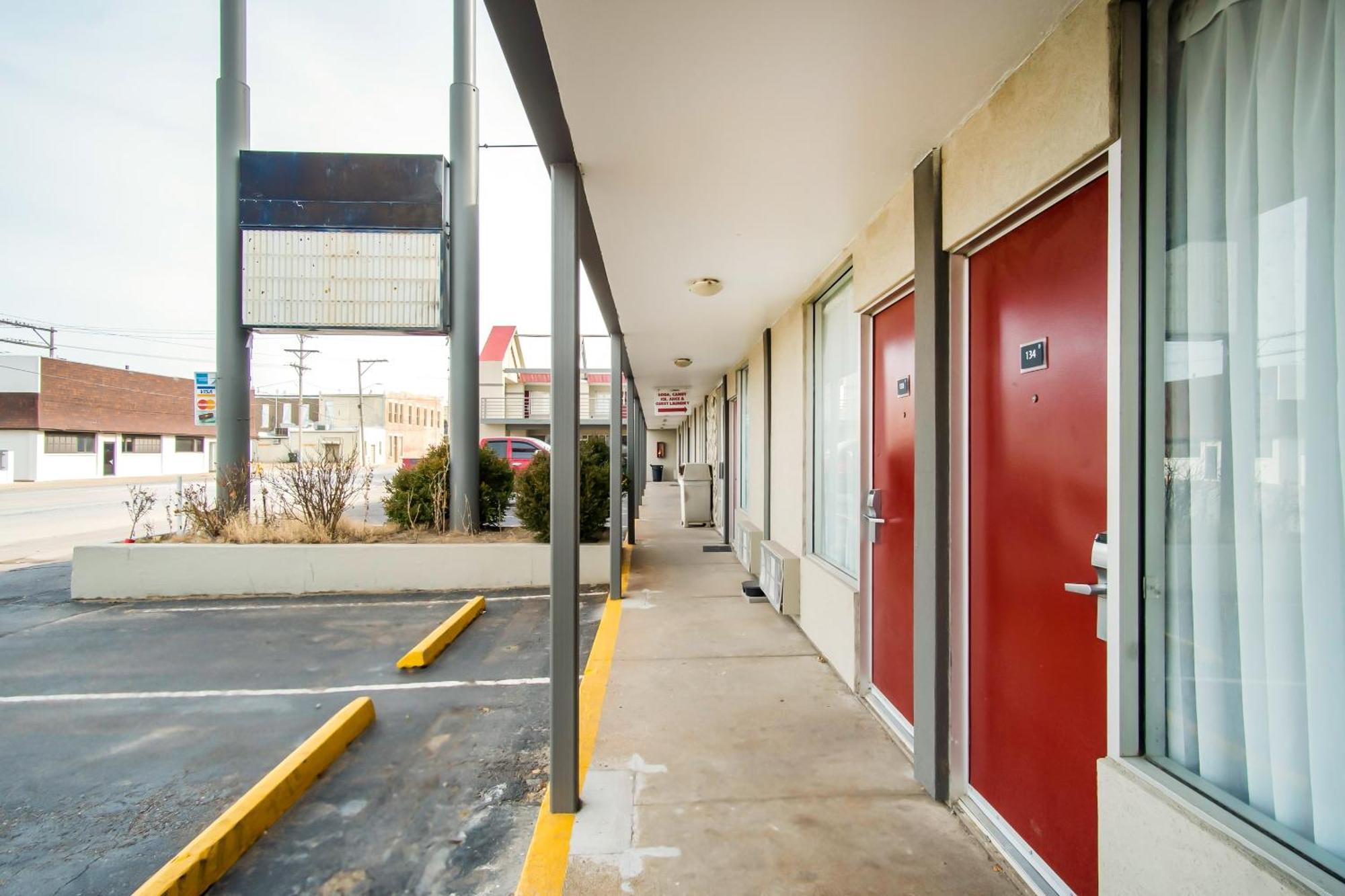 Oyo Hotel Hutchinson West 4Th Ave Εξωτερικό φωτογραφία