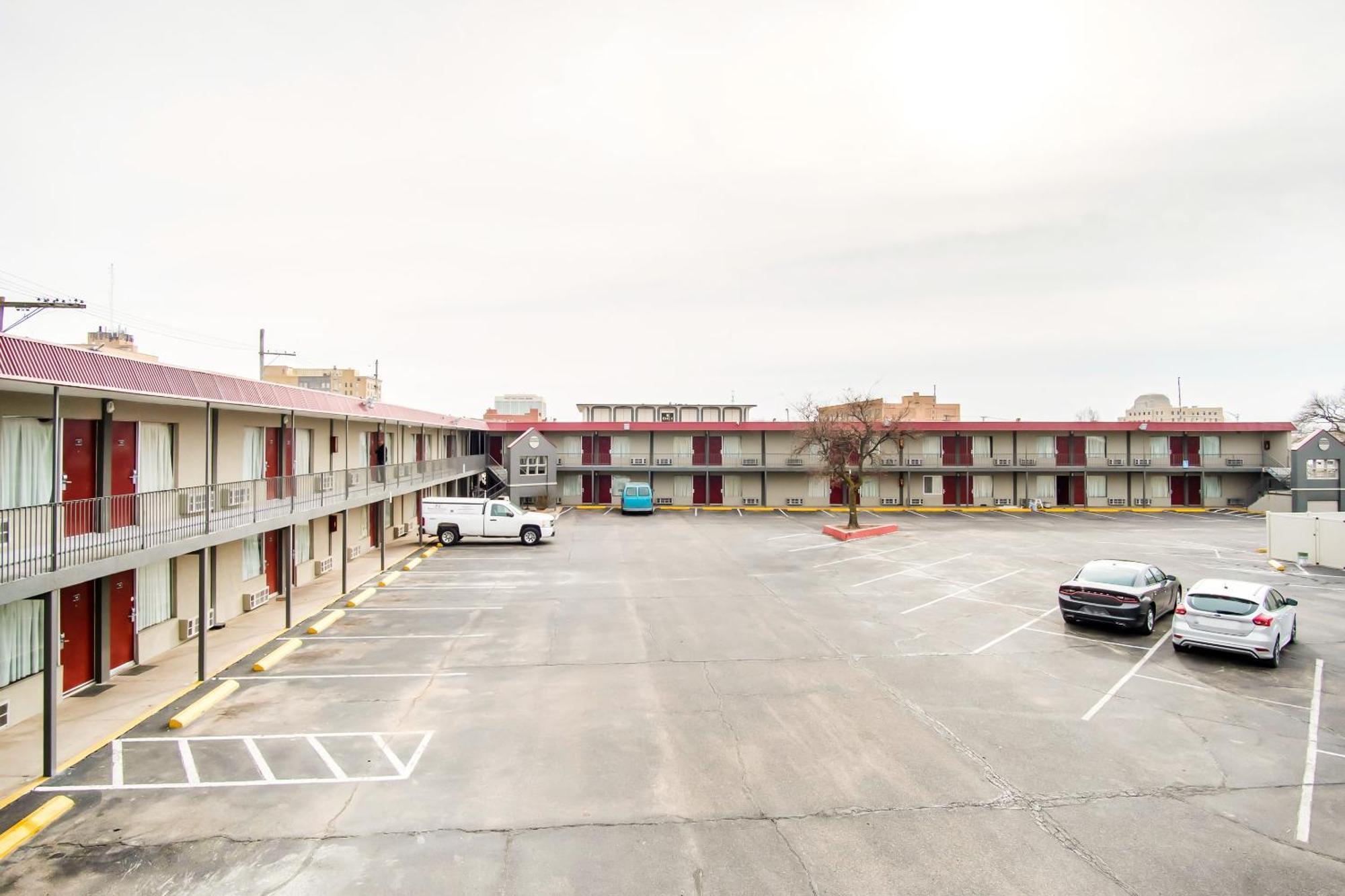 Oyo Hotel Hutchinson West 4Th Ave Εξωτερικό φωτογραφία