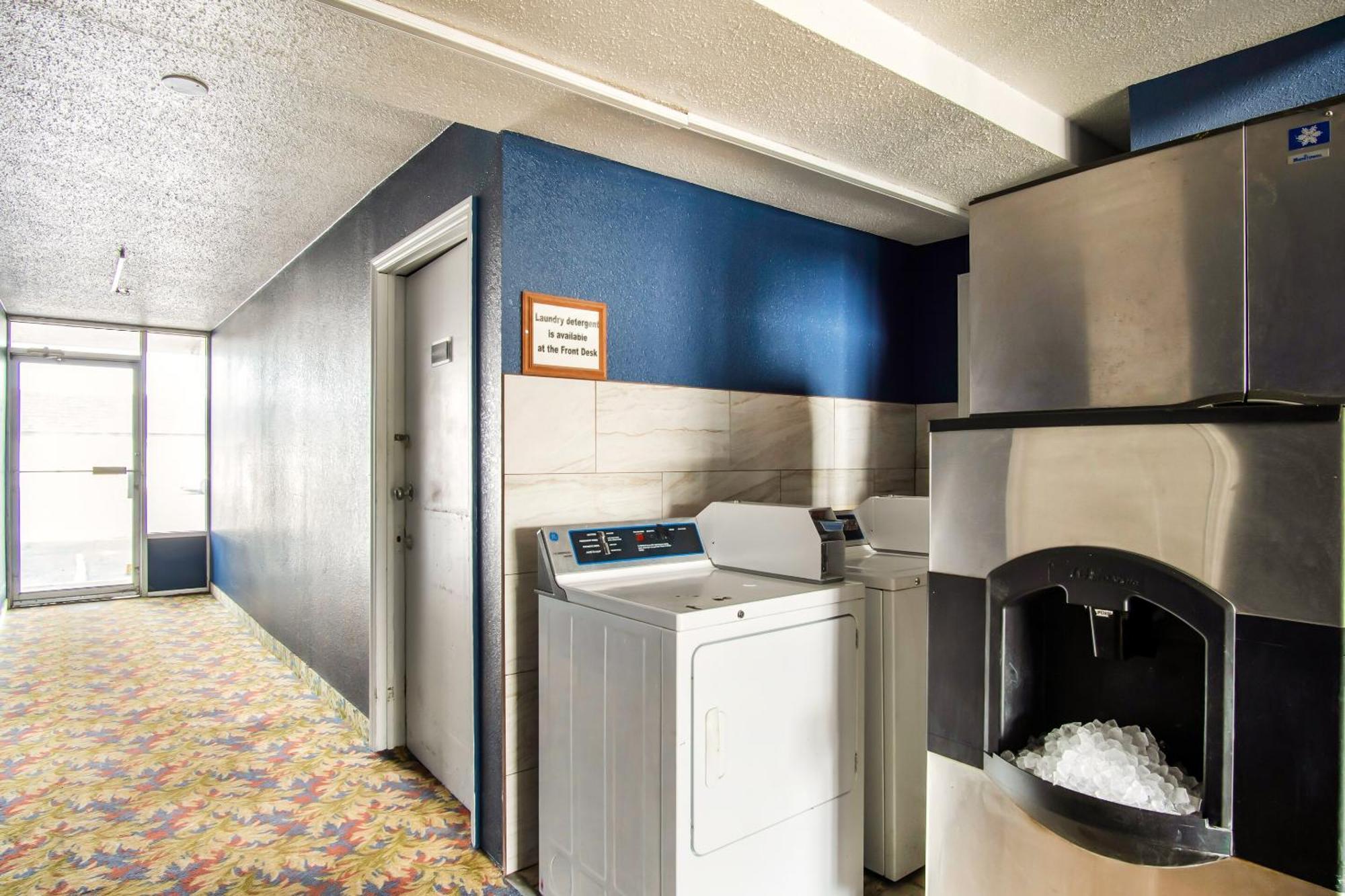 Oyo Hotel Hutchinson West 4Th Ave Εξωτερικό φωτογραφία
