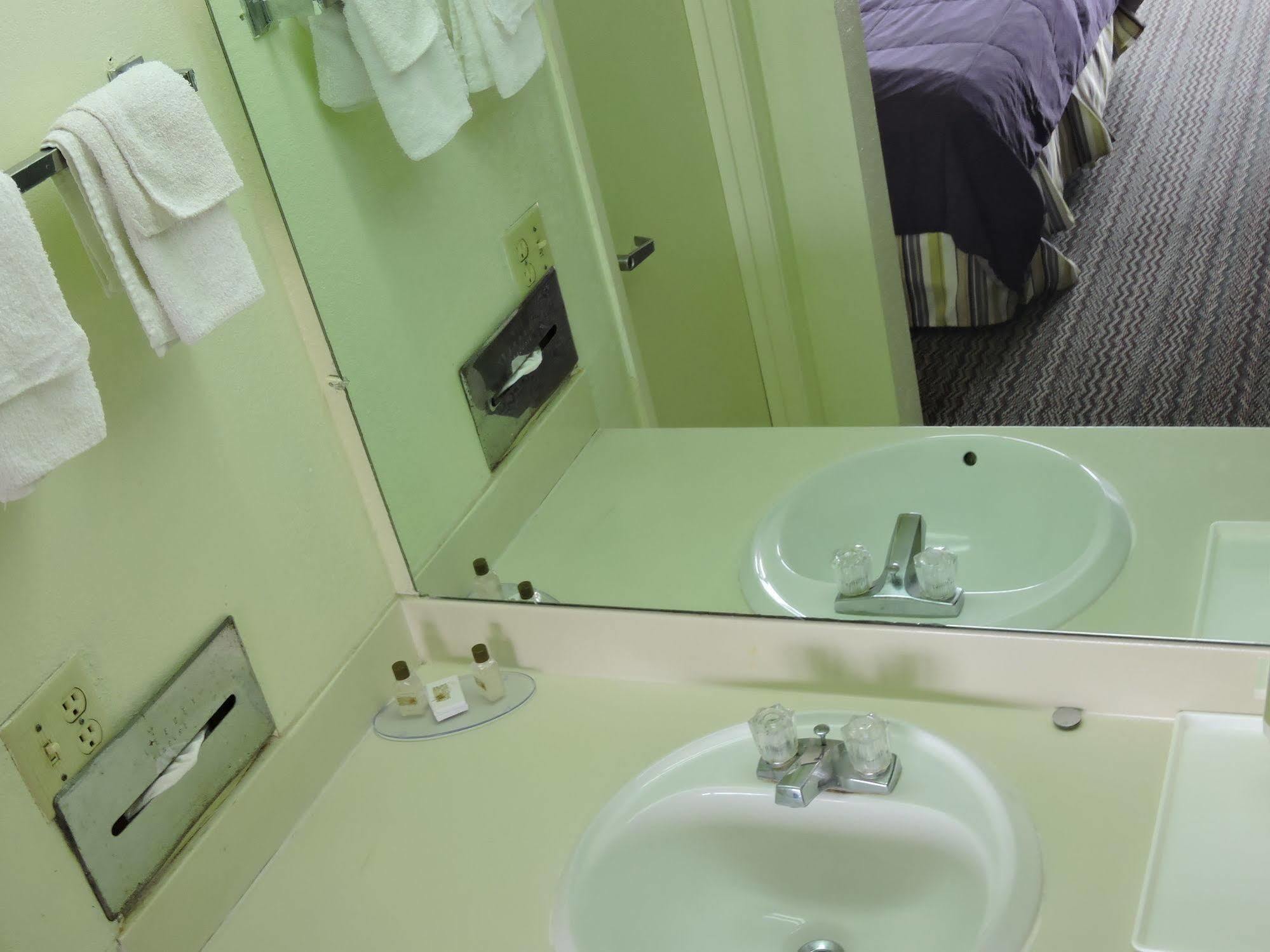 Oyo Hotel Hutchinson West 4Th Ave Εξωτερικό φωτογραφία