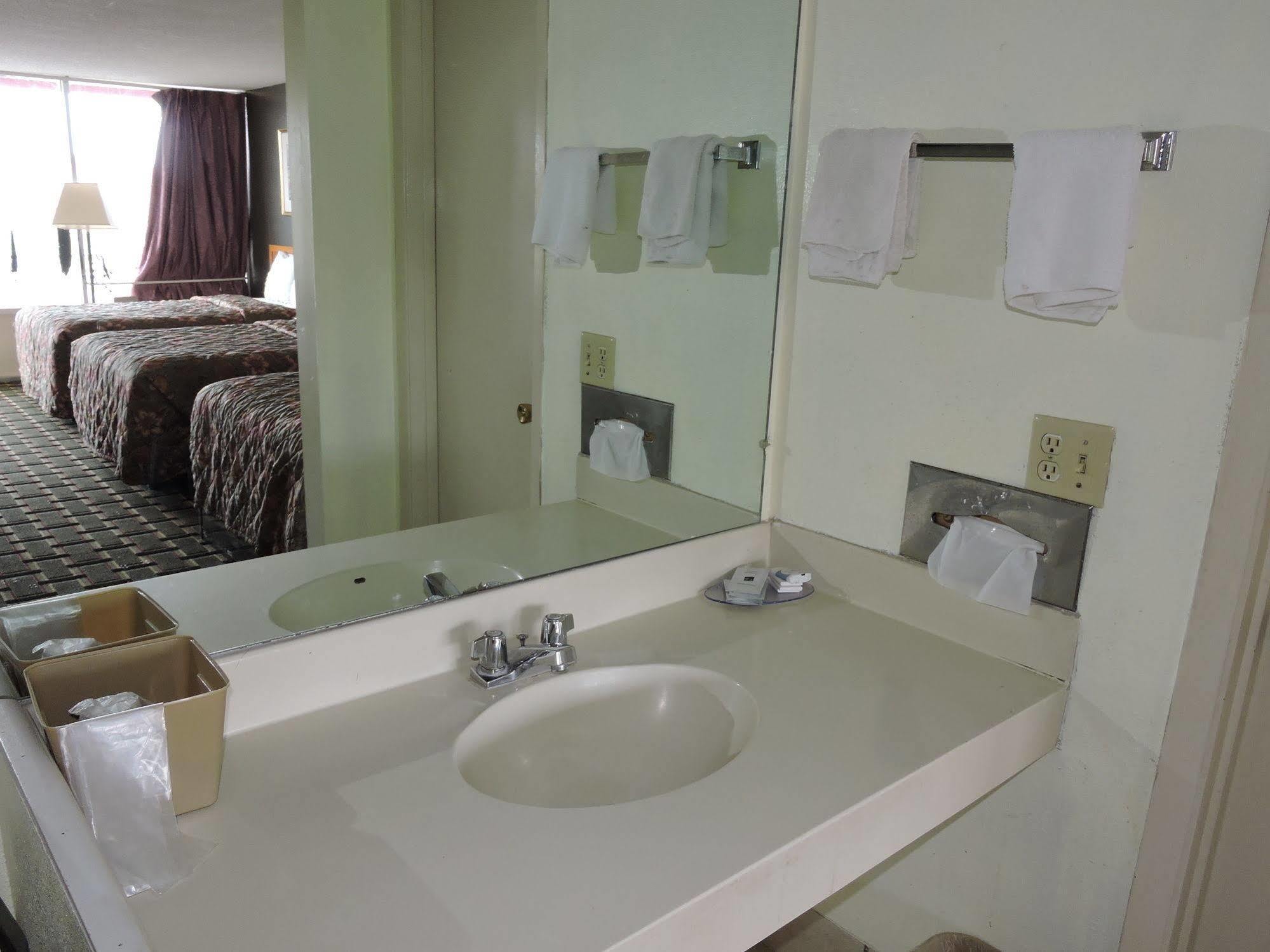 Oyo Hotel Hutchinson West 4Th Ave Εξωτερικό φωτογραφία